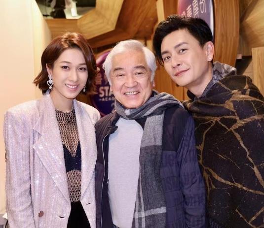 钟嘉欣|钟嘉欣与朋友们合影！秦沛陈自瑶拥抱，满头银发，看起来很精神