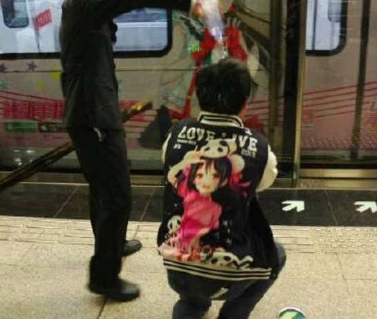 漫展|穿JK遭到辱骂，最美COSER被千人包围？CCG上的靓丽风景线