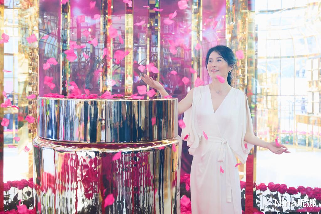 Nina昵娜|“仙子”真叫对了！56岁俞飞鸿穿薄纱裙拍画报秀竹竿腿，形象造型大突破