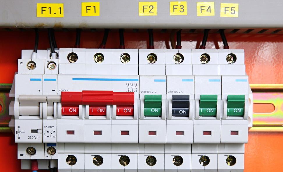 家里跳闸了推不上去,千万别硬推,2种情况弄清楚就知道怎么办了