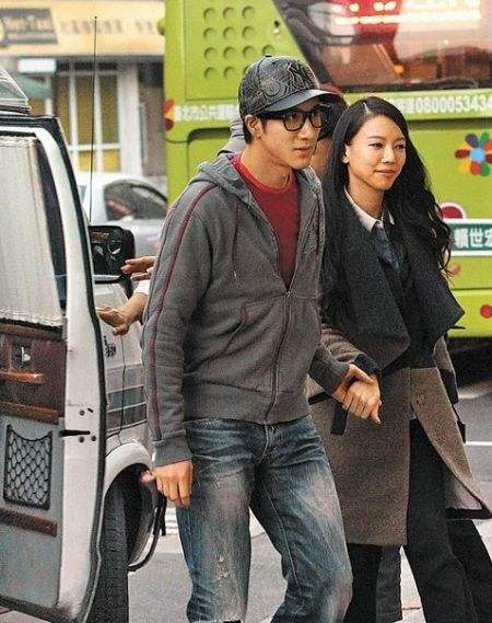 王力宏|王力宏官宣离婚！她10岁时被看上，生三个孩子，始终熬不过现实