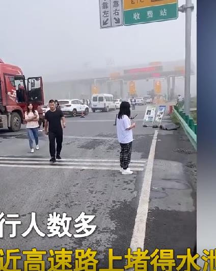堵车|国庆长假高速路上堵得水泄不通，淡定的车主拿出鱼竿钓鱼