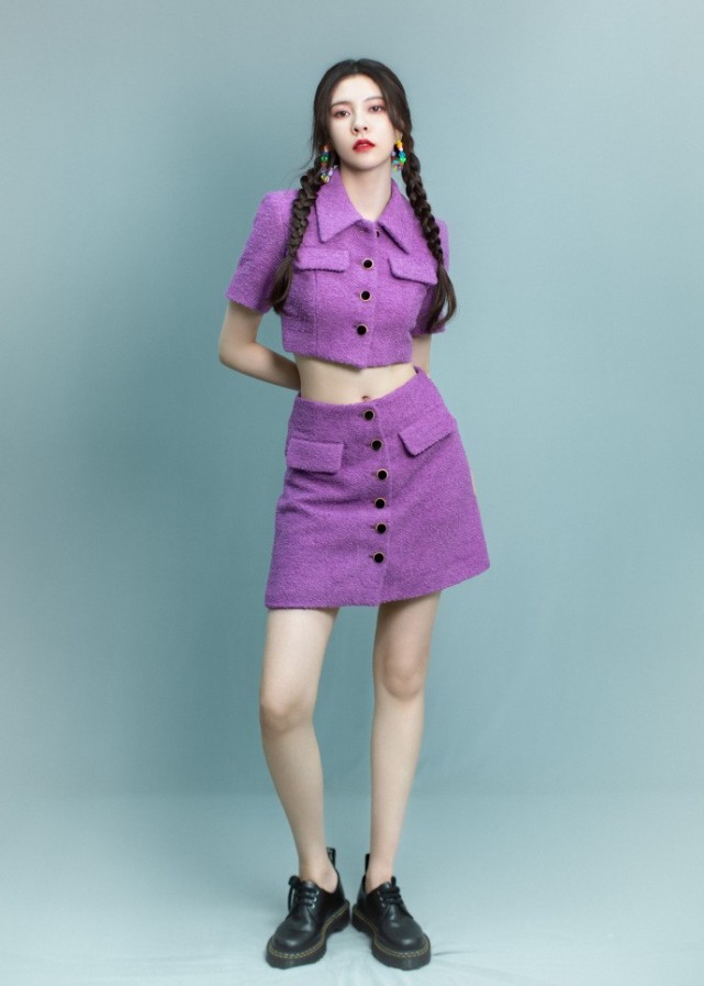 猫姐穿搭经|宋妍霏穿露腰装“A4腰”抢镜,配麻花辫俏皮灵动,不愧是女团出身