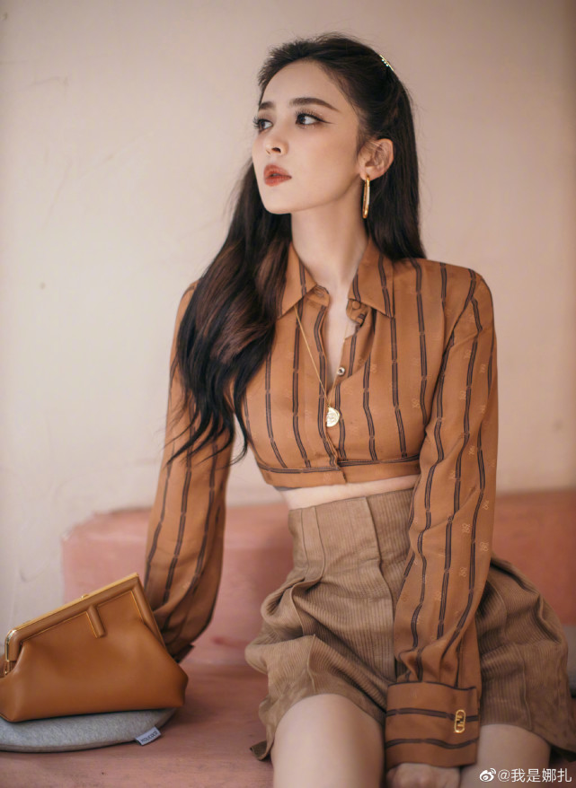 古力娜扎|古力娜扎生图美过精修，路人镜头下胶原蛋白满满，对镜甜笑白到发光