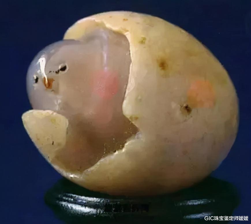 GIC珠宝鉴定师媛媛 在大自然的鬼斧神工之下，这款92克的奇石，估值居然高达1.3亿