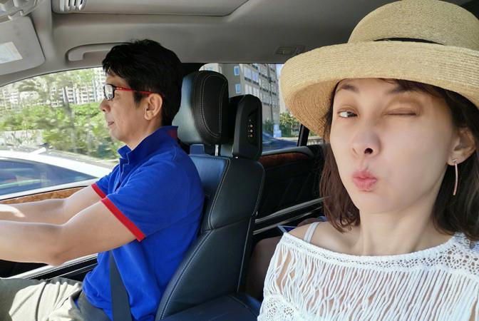 方脸妹说时尚|牛莉罕见走机场无人识，穿帽衫牛仔裤凹曲线，老戏骨身材比例抢镜