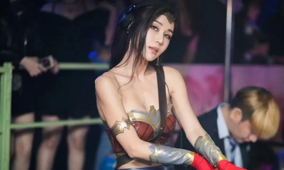 dj|她37岁踏进“夜店”成为最火女DJ，网友都在馋她的身子！