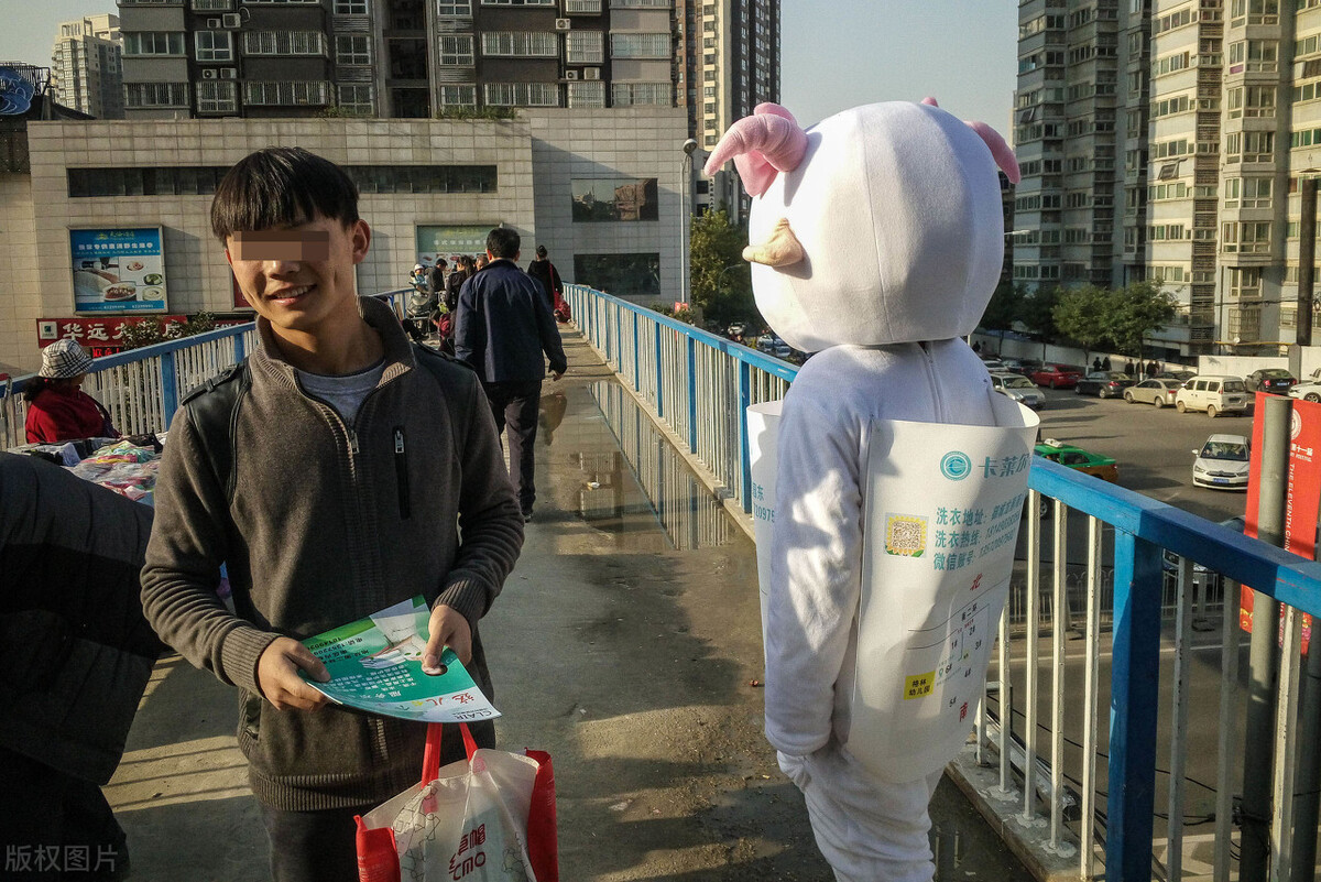 监控视频 为什么街上发传单的人会认真发完，却不把传单丢了呢？答案很现实