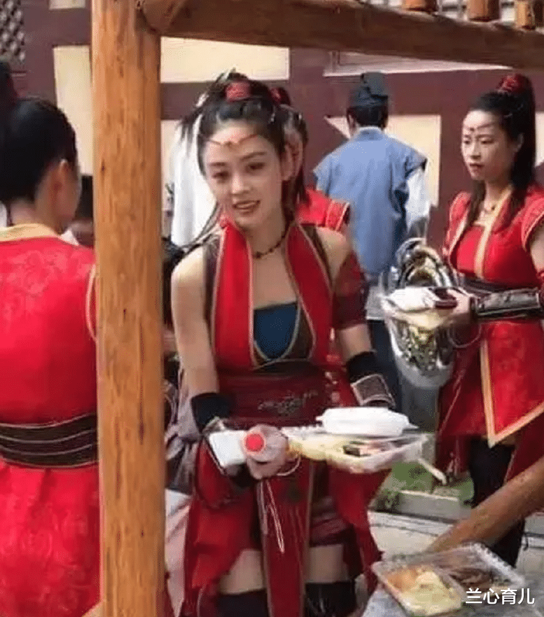 校花|横店校花“泛滥成灾”，一天一百管盒饭，做着一夜爆红的美梦