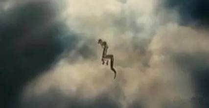  世界上有没有龙存在？有人在亲眼目睹了两条真龙盘旋天空