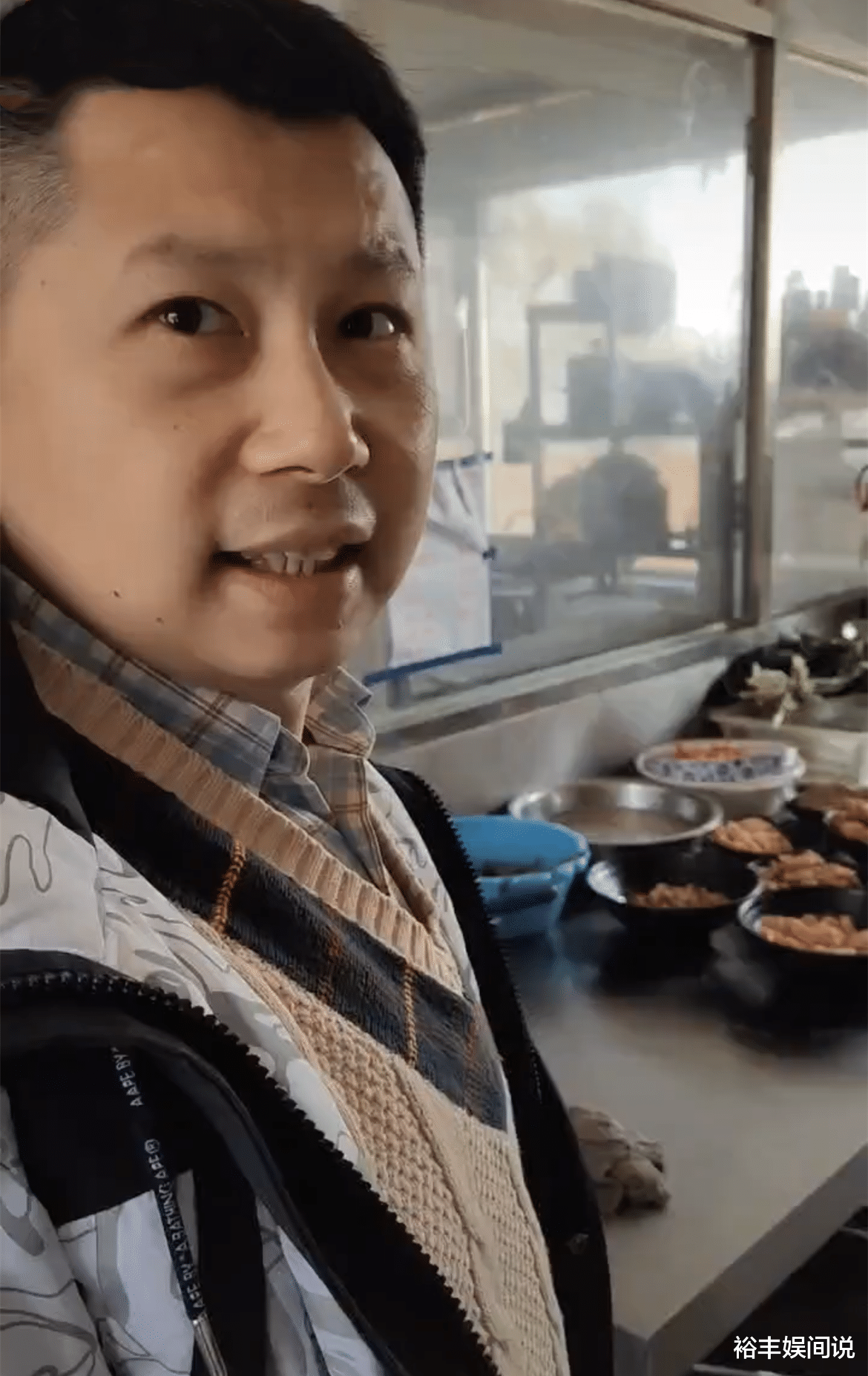 何云伟|何云伟现身农家乐，遭美女无视特尴尬，店老板晒合影遭网友唱衰