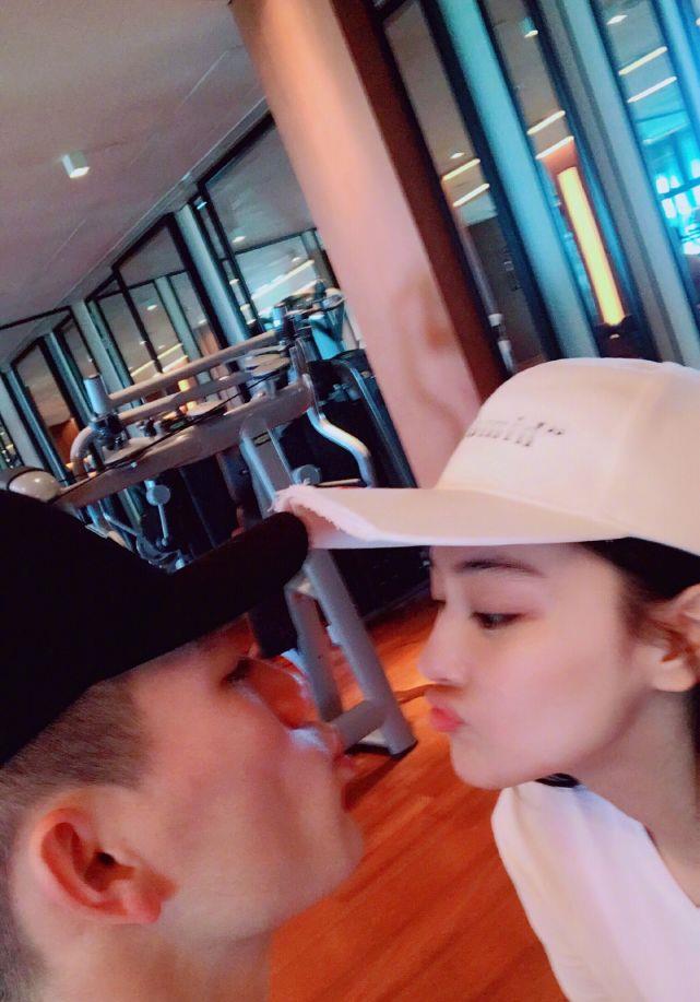 奶球妈咪聊|何捷低调撒糖，点赞与张馨予结婚亲吻的动态，两人结婚三年超恩爱