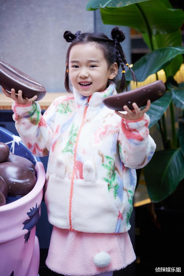 董璇|董璇晒女儿冬装搭配，5岁小酒窝扎双丸子头卖萌，跷二郎腿超有范