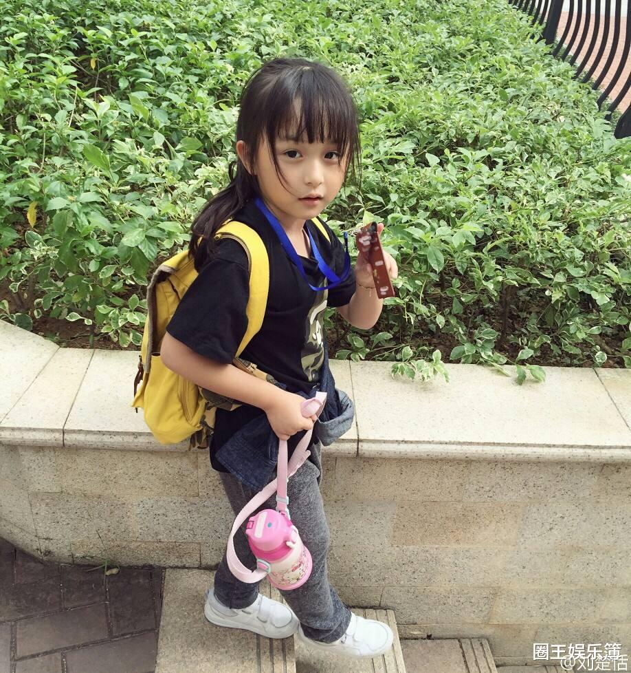 刘楚恬|5岁年薪百万的刘楚恬，12岁甜美大方，整容的钱省了！