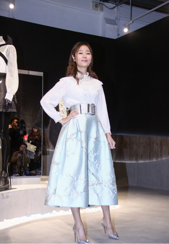 BiuFashion|林心如为了展现比例豁出去了,裤子提到胃,高腰穿搭挺有气质