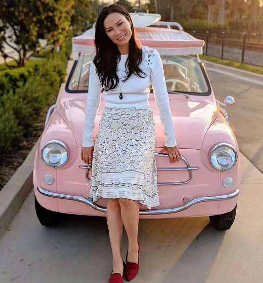 全球时尚风行|邓文迪比不过72岁王薇薇？穿印花裙在豪宅院子里走秀，神态好少女