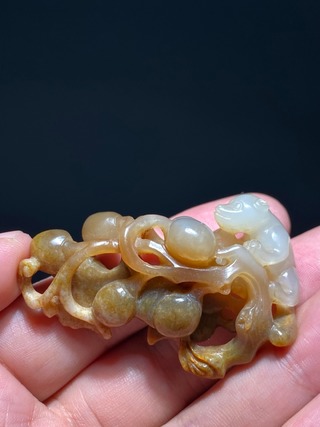 松鼠|清 和田玉 圆雕 镂雕 松鼠葡萄 挂件 把件