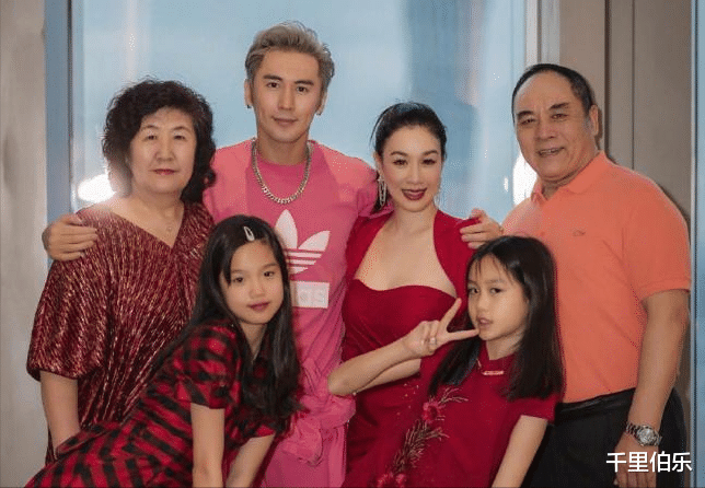王一博|钟丽缇情人节晒全家福，穿抹胸红裙与公公婆婆合照，少女感超强！