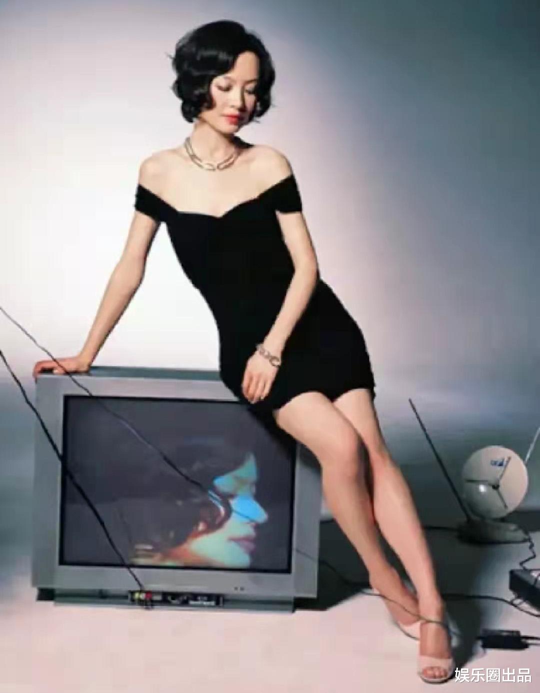 鲁豫|鲁豫早期写真被翻出，穿低领装涂橘色唇彩，造型火辣女团味十足