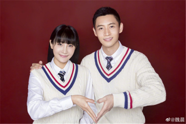 魏晨|魏晨于玮婚礼现场图，穿中式礼服向长辈敬酒鞠躬，场面高甜