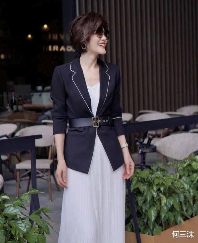 何三沫|耀眼夺目的穿搭不如简约精致，合适的穿搭，会给人很高级的美感