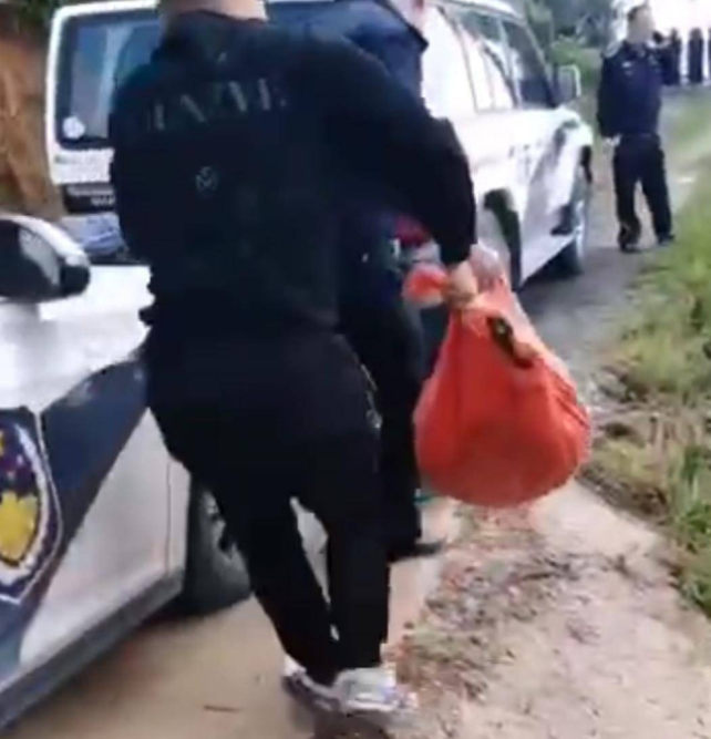 视野新闻周刊 重庆8岁男童被三条恶狗咬得面目全非，家属索赔92万，因户口问题惹争议？最终获赔55万