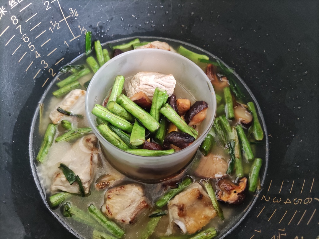 点妈辅食|1岁宝宝吃什么？试试排骨焖饭，大人宝宝一锅出，好吃又省心!