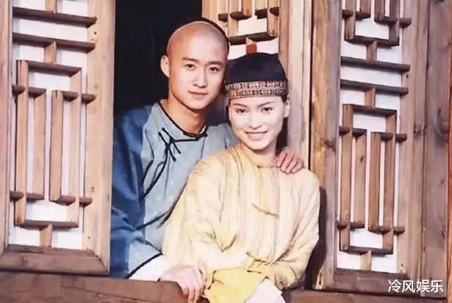 吴京|吴京前女友嫌他穷分手，如今沦为街边卖鱼大妈，而谢楠却被宠上天