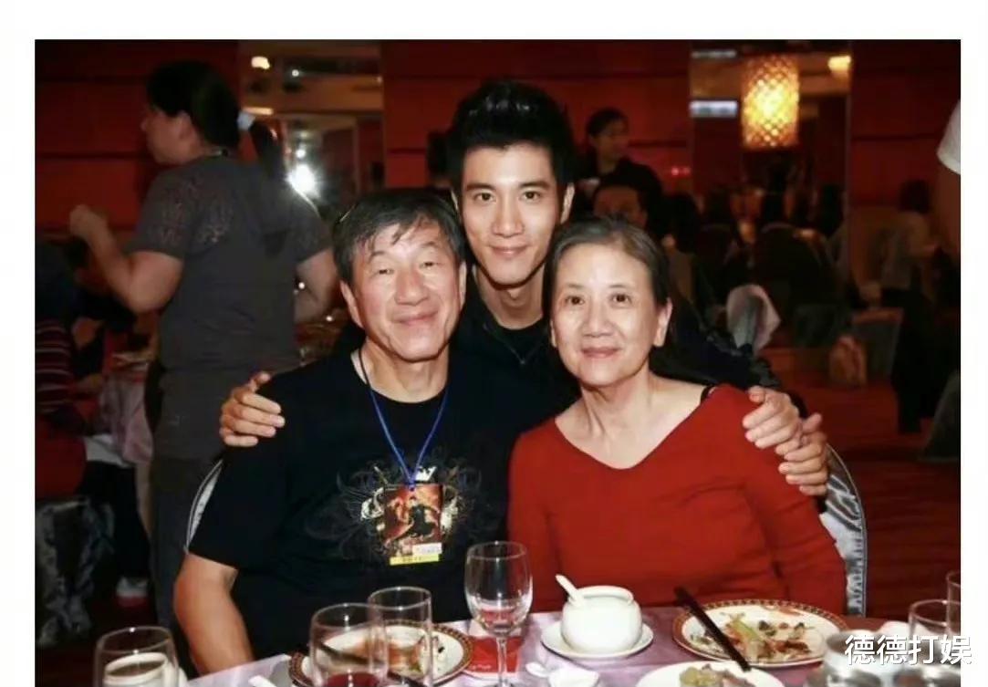 雪滴花|王力宏久久不现身，老父亲深夜发出声明，想要诋毁李靓蕾证清白？