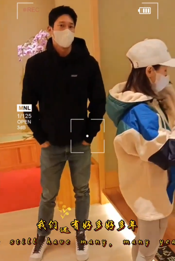 王子文|王子文和男友吃日料被偶遇，吴永恩低调等候女友买单，被拍后躲镜头