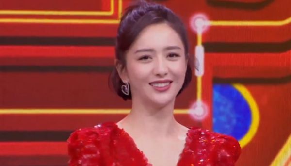 艺伎回忆录|春晚进行时镜头中的明星，金晨甜美，佟丽娅发福，王一博显疲惫！