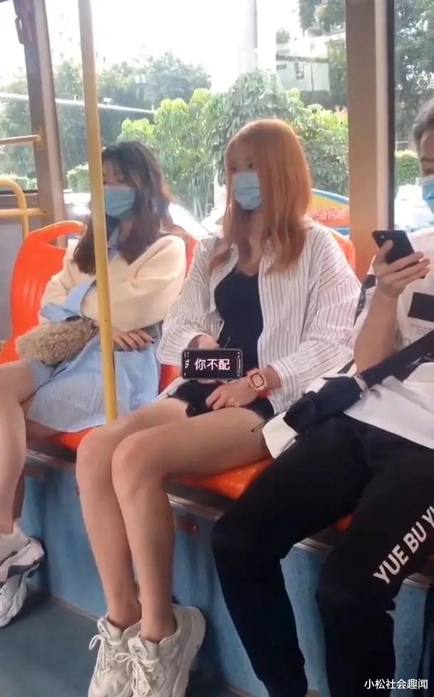 深圳市 深圳一男子坐公交看美女目不斜视，女子：大叔别再看了，你不配