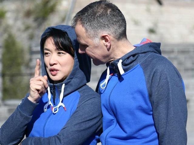 华晨宇|金星如何帮丈夫解决需求？接受专访时，她用一个手势给出了答案