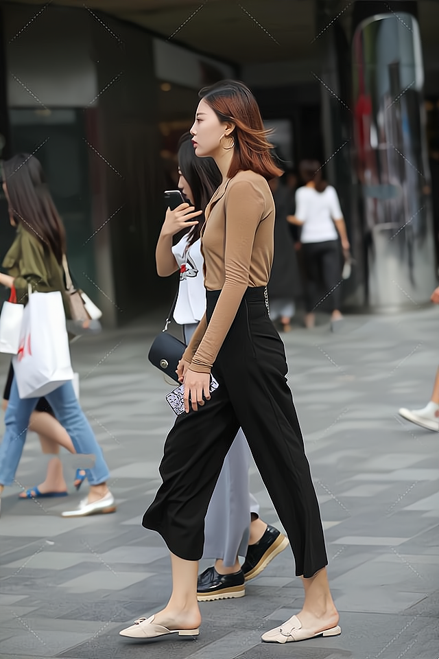 穿衣搭配|棕色衬衫搭配黑色阔腿裤，职业风满满又不失休闲时尚美感！