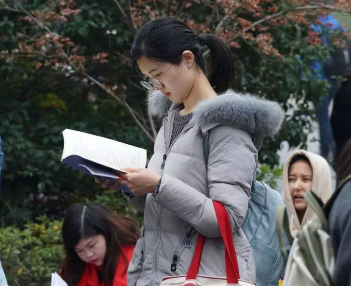 求职|“回家考公务员比自己找工作强”，家长高瞻远瞩，学生却不以为然