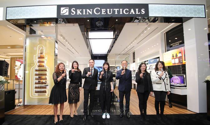 方脸妹说时尚 梅婷新戏杀青心情好,穿衬衫长裤同黄磊比心,黑眼圈比眼影还抢镜