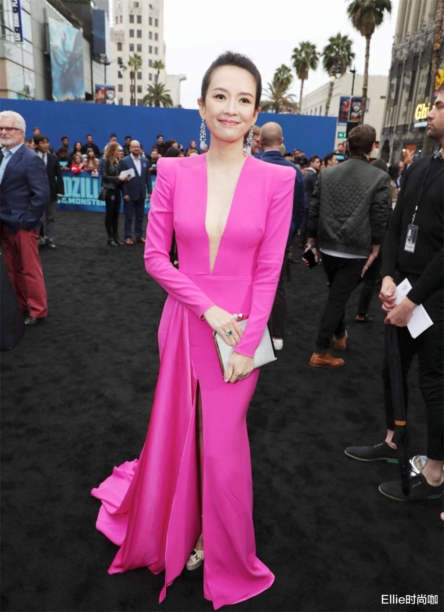 Ellie时尚咖|章子怡年轻时美得好洒脱，穿粉色低领衫秀舞步，身材纤瘦骨感明显