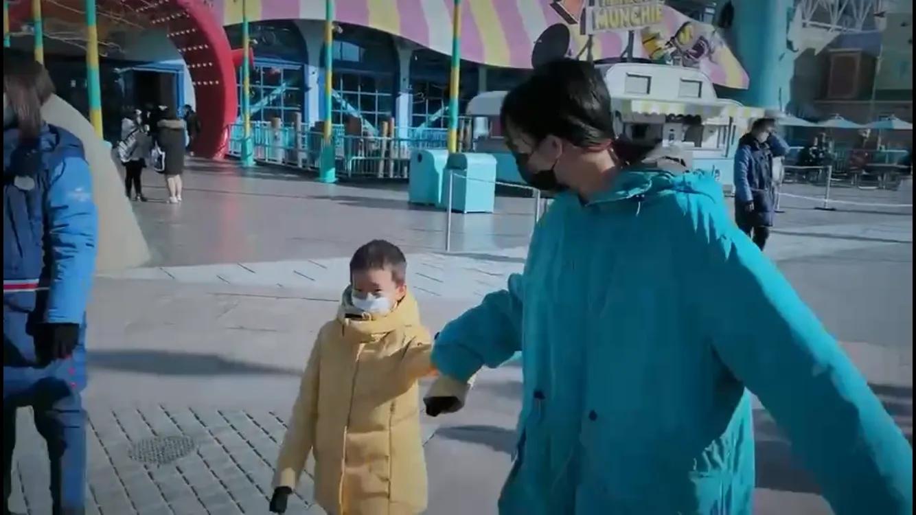 张嘉倪|孙莉一家五口游环球影城,多多牵弟弟超有爱,黄磊全程充当工具人