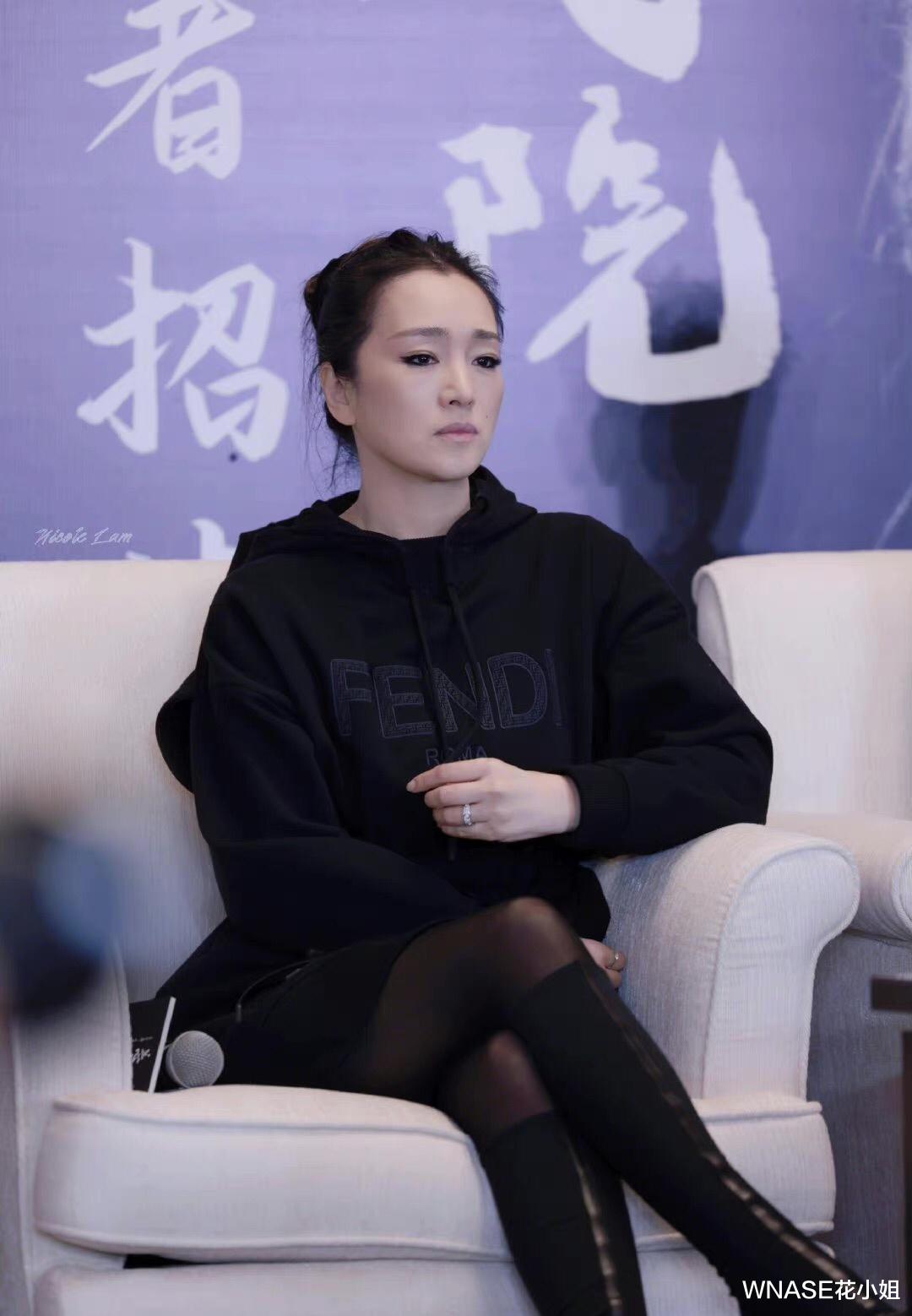 WNASE花小姐 巩俐最新穿搭火了!几身搭配显瘦显年轻,照着穿时髦极了