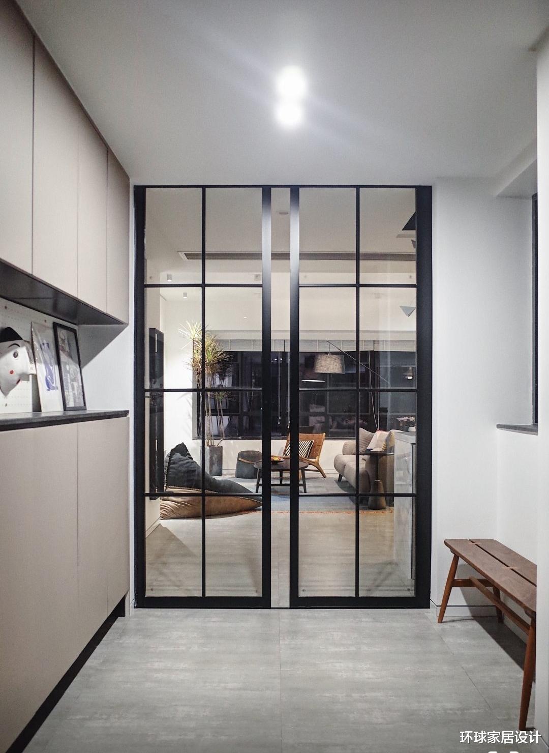 |她坚持在玄关加一扇门,家人都觉得很鸡肋,入住后才发现真好用!