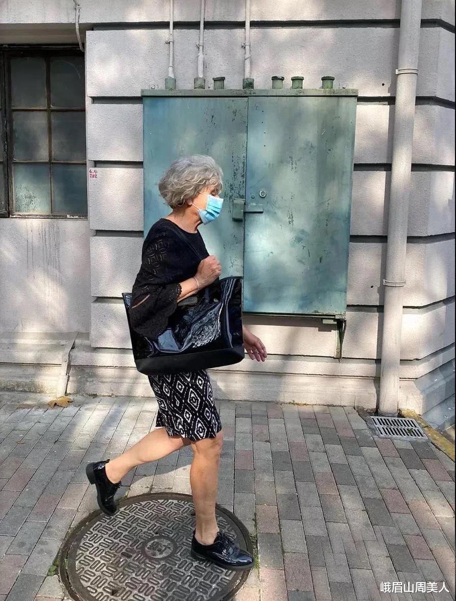 峨眉山周美人|这群60+\＂上海奶奶\＂凭街拍火了，不装嫩不显老，穿得时髦又好看