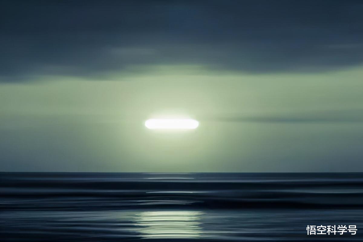 UFO 飞机被迫转向避开？绿色不明飞行物飞入云层消失，加拿大不追踪