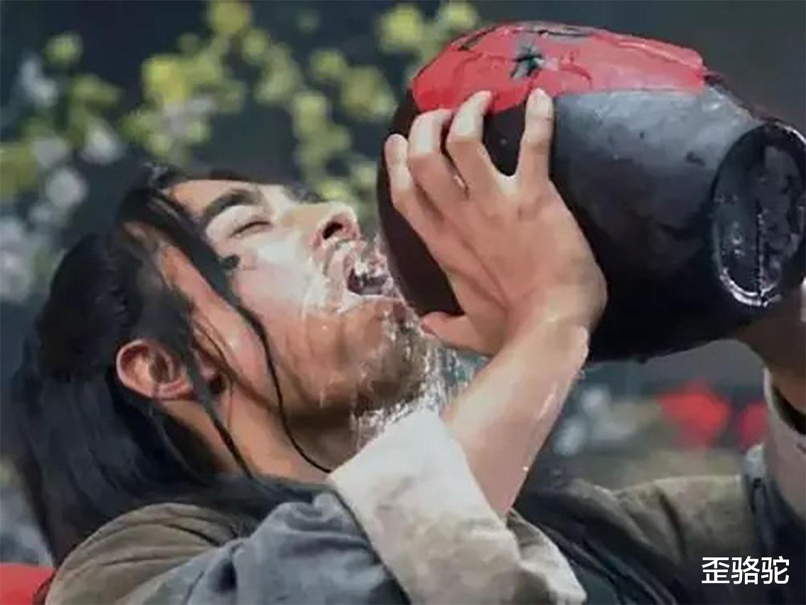 歪骆驼|因为酗酒被母亲扫地出门，儿子喝的不是酒，是寂寞