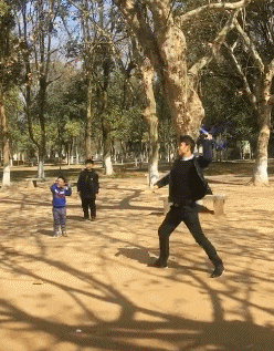 鹿晗 “下楼吃饭捡了块手表，想问下大家能值多少？”