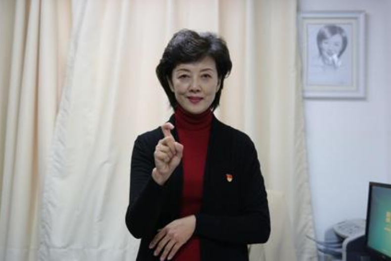 明星夫妻|央视周晔：直播25年从不说话，却在采访时直言：想给朱广权一巴掌