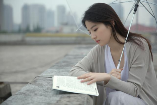 刘亦菲|“仙女姐姐”刘亦菲颜值被质疑,网友:人靠衣装马靠鞍,平平无奇