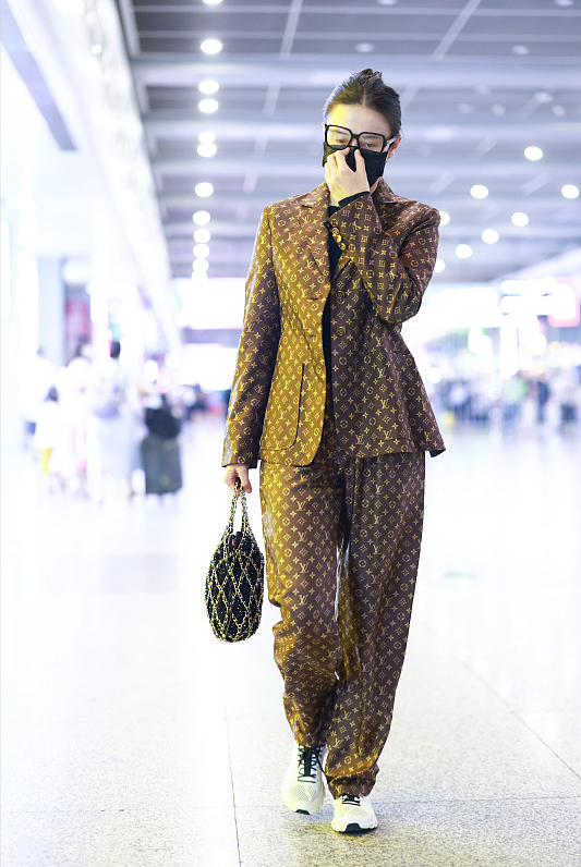 何有强|宋佳真“招摇”，穿一身LV西服套装“豪气十足”，高调又有气场