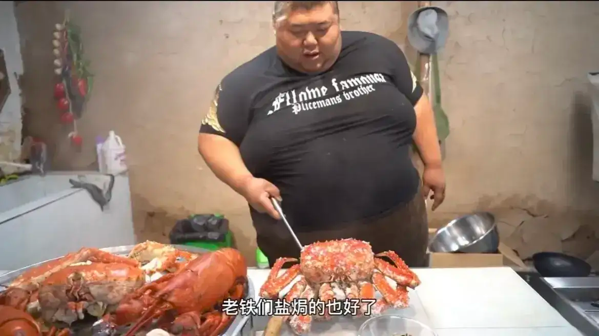 河北小伙300多斤,娶妻生子后,疯狂吃胖到560斤,月入几十万元