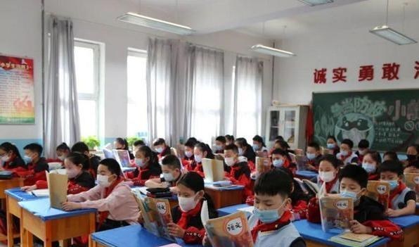 萌听小c姐|中小学迎来“喜讯”，“上课时间”或将调整，学生纷纷拍手叫好！