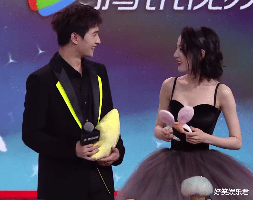 迪丽热巴|迪丽热巴出席发布会,罕见换短发造型,一不小心美成“在逃公主”